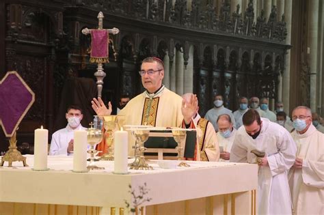 En Images Mgr Habert C L Bre Sa Premi Re Messe Chrismale Bayeux