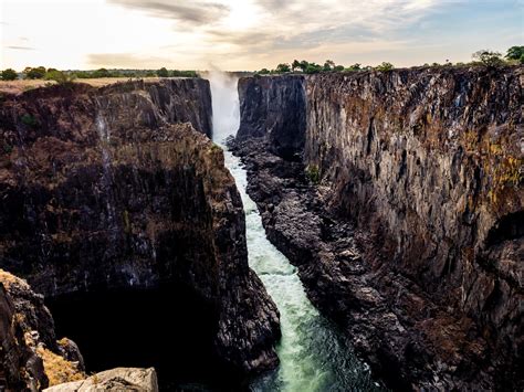 Sunset at Victoria Falls, Zambia during the dry season [OC] [1920x1440 ...