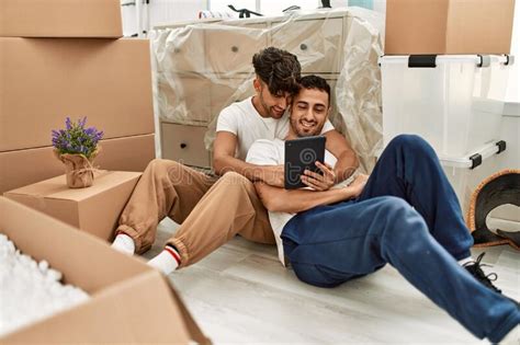 Dos Hombres Hispanos Pareja Sonriendo Confiados Usando Touchpad En Casa