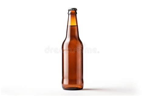 Garrafa Limpa De Cerveja De Vidro Com Cerveja Isolado Em Fundo Branco