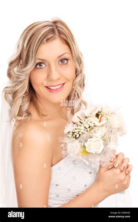 Shot Verticale D Une Jeune Blonde Bride Tenant Une Fleur De Mariage Et Posant Dans Une Robe De