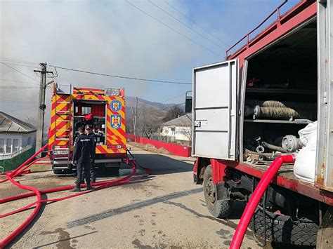 Foto Incendiu la o locuință și mai multe anexe pe o suprafață de 350