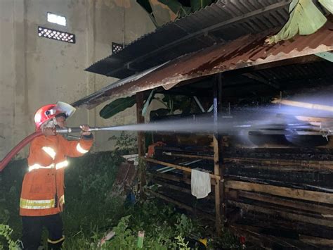 KEBAKARAN KAYU DI DEPAN MASJID AGUNG KALIANDA BERHASIL DIPADAMKAN