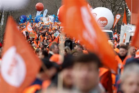 Milhares De Pessoas Em Protesto Em Paris Contra Aumento Da Idade Da