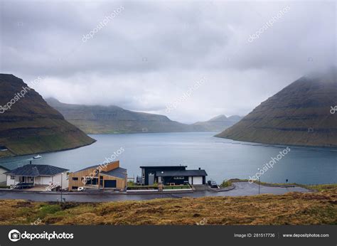 Casas en Klaksvik con vista sobre fiordos y montañas en las Islas Feroe