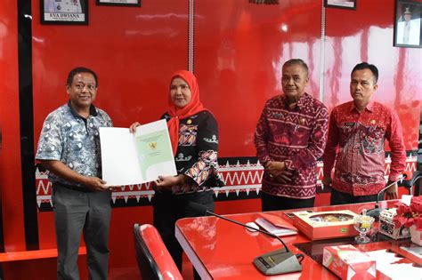 Walikota Bandar Lampung Serahkan Sertifikat Tanah Gratis Kinni Id