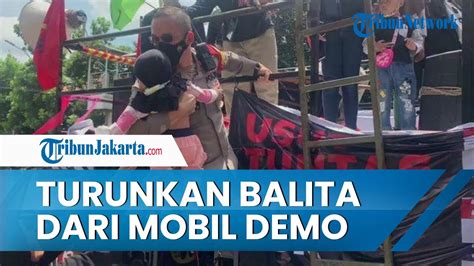 Aksi Simpatik Kompol Beddy Panjat Mobil Komando Dan Turunkan Balita