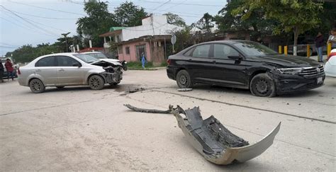 Omite conductor señalamiento de alto y choca su vehículo contra otro