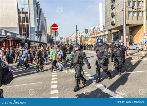 Leute Demonstrieren Gegen Ezb Und Kapitalismus In Frankfurt