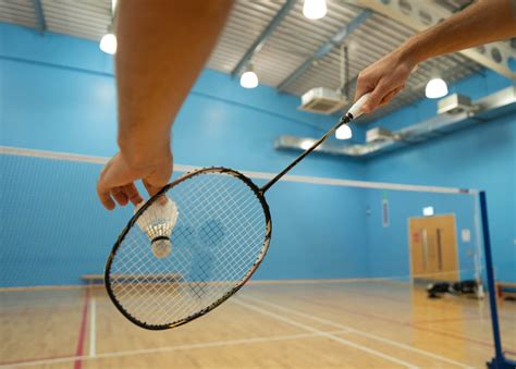 How To Do A Backhand Serve In Badminton – Everything You Need To Know ...