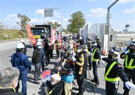 【写真・画像】＜オスプレイ＞駐屯地工事に抗議 市民らが座り込み 佐賀空港西側 配備の先に 行政・社会 佐賀県のニュース 佐賀新聞