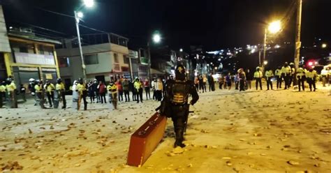 Manifestantes Saquearon Una Funeraria Y Usaron Ataúdes Como Escudos En