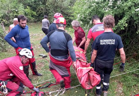 Un Espele Logo De A Os Herido Al Caerse En El Interior De Una Sima