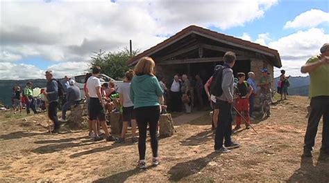 Vídeo Centenares de personas suben a la ermita de San Lorenzo en Valderejo