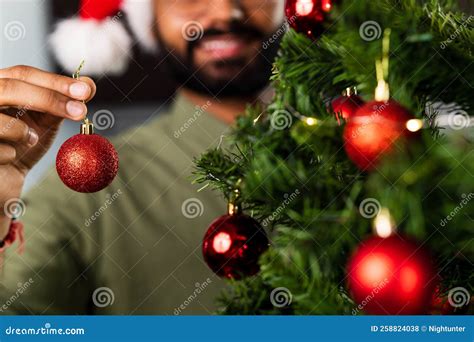 índio Em Santa Que Decora árvore De Natal Bolas Foto de Stock