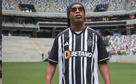 Atl Tico Mg Confirma Ronaldinho Ga Cho No Jogo Lendas Do Galo Na