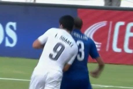 Luis Suarez bites Giorgio Chiellini (GIF) | Larry Brown Sports