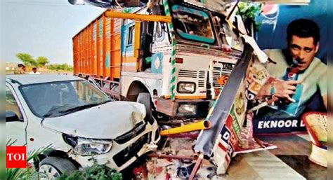 Speeding Truck Crashes Into Dhaba Kills Worker Ludhiana News Times Of India