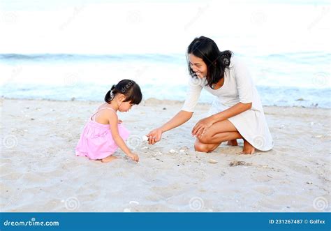 Asiatisk Mamma Och Hennes Dotter Barn Som Spelar Sand På Stranden