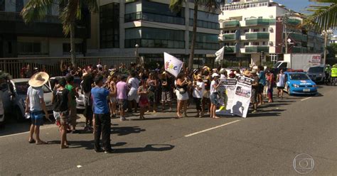 G1 Professores de Caxias protestam em frente à casa do prefeito na