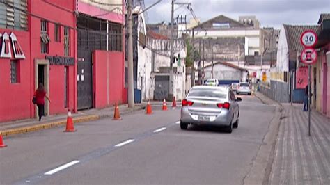 Trânsito de veículos entre as ruas Coronel Santos Cardoso e Major