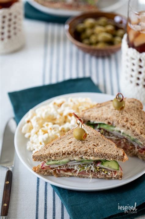 Hummus Sandwich - healthy and delicious recipe