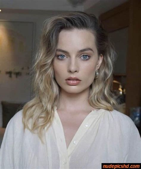 Margot Robbie Staring Contest Nude Leaked Porn Photo