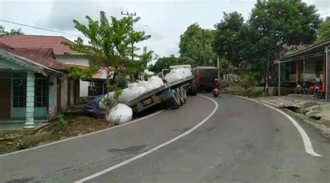 Dua Armada Truck Semen Conch Terperosok Di Gunung Pandau