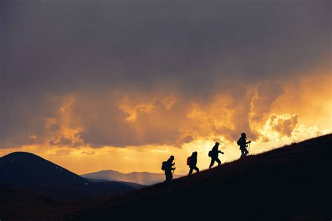 一群在山里行走的徒步旅行者 包图企业站