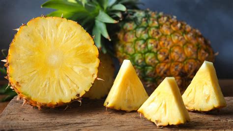 Use These Simple Tricks To Tell If A Pineapple Is Ripe