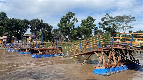 Jembatan Terapung Penghubung Kecamatan Di Bandung Roboh Akibat