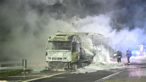 Flammen Inferno Auf A Lkw Brennt Aus Autobahn Stundenlang Gesperrt