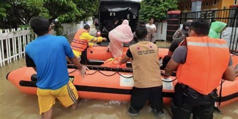 Banjir Tak Kunjung Surut Warga Aceh Mengungsi Ke Masjid Lenteraesai Id