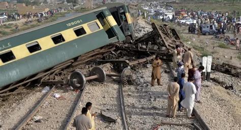 Tren se descarrila y deja al menos 30 muertos y más de 60 heridos en