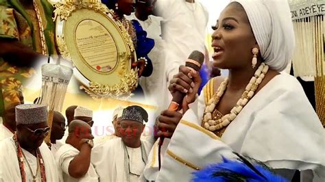 MOMENT PRINCESS ASHLEY AND OONI OF IFE DANCE AT THEIR TRADITIONAL