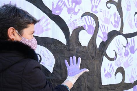 Una Mano Pintada De Morado Participando En El D A Internacional Para La