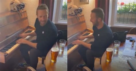 Chris Martin Si Mette A Suonare In Un Pub Per Una Coppia Di Futuri