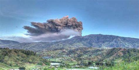 En Costa Rica Volc N Turrialba Mantiene Expulsi N Intermitente De