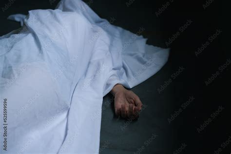 Stockfoto Med Beskrivningen Dead Woman Lying Down Under White Cloth