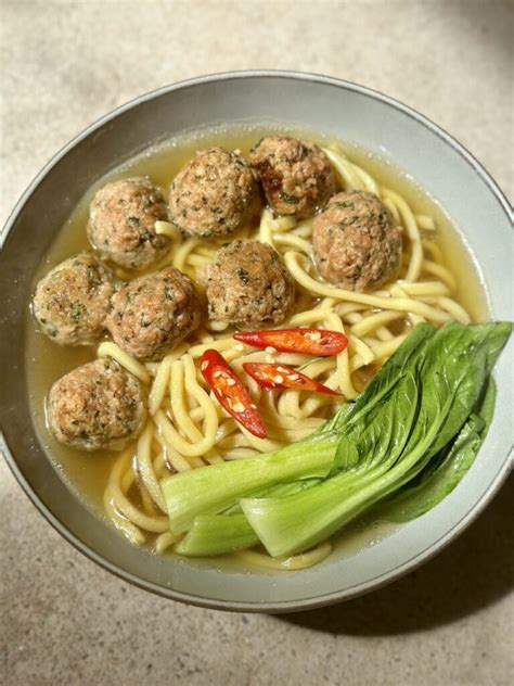 Mee Bakso (Indonesian Meatball & Noodle Soup) - Brown Girl Vegan