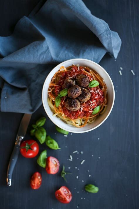 Spaghetti mit Hackbällchen Tomatensauce Bild kaufen 11966035