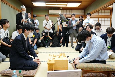 写真で観る竜王戦 挑戦者決定三番勝負第1局・広瀬章人九段vs佐々木勇気八段 読売新聞