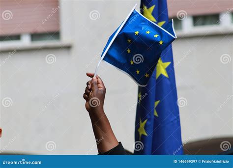 Flagge Der Europ Ischen Gemeinschaft In Der Hand Stockbild Bild Von