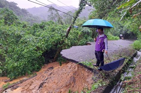 【不斷更新】尼莎豪雨釀災！基隆七堵道路坍方 內湖黃泥瀑布狂刷小白車 上報 焦點