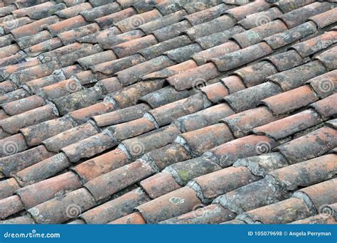 Tejado De Teja Roja En La Ciudad Vieja Quito Ecuador Foto De Archivo