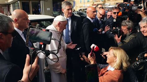 Aún estoy vivo dice el papa Francisco tras salir del hospital