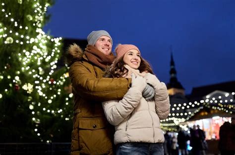 Feriados De Inverno E Conceito De Pessoas Feliz Jovem Casal Namorando