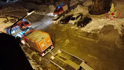 Bloccati Nella Tormenta Di Neve Salvataggio Dei Vigili Del Fuoco A