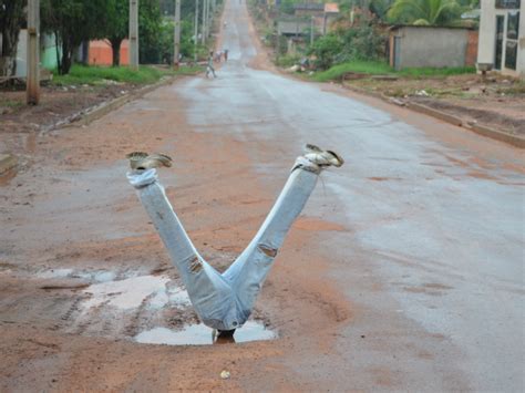 G1 Moradores de Cacoal RO protestam por causa de buracos notícias