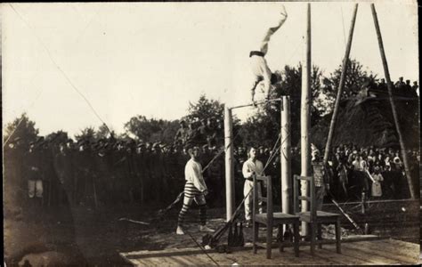 Foto Ansichtskarte Postkarte Deutsche Soldaten Turnübung am Reck